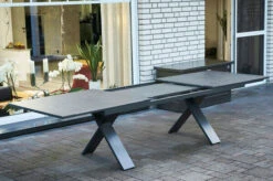 HARTMAN Sondermodell Xanadu / Alice Esstischgarnitur, Xerix/schwarz, Alu/Glaskeramik, 4x4 Textilen, 2 Stapelsessel, 6 Multipos, 220/280x100cm 23 HARTMAN Sondermodell Xanadu / Alice Esstischgarnitur, Xerix/schwarz, Alu/Glaskeramik, 4x4 Textilen, 2 Stapelsessel, 6 Multipos, 220/280x100cm -Garden Ease Wohnen Verkaufe 10 21109.jpg