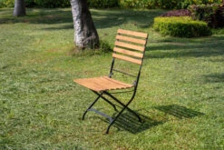 OUTFLEXX Sitzgruppe, Natur/schwarz, Stahl/FSC-Akazienholz, Ø 90 Cm, 2 Klappstühle, Pulverbeschichtet, Geölt 11 OUTFLEXX Sitzgruppe, Natur/schwarz, Stahl/FSC-Akazienholz, Ø 90 Cm, 2 Klappstühle, Pulverbeschichtet, Geölt -Garden Ease Wohnen Verkaufe 23886 02.jpg