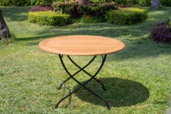 OUTFLEXX Sitzgruppe, Natur/schwarz, Stahl/FSC-Akazienholz, Ø 90 Cm, 2 Klappstühle, Pulverbeschichtet, Geölt 12 OUTFLEXX Sitzgruppe, Natur/schwarz, Stahl/FSC-Akazienholz, Ø 90 Cm, 2 Klappstühle, Pulverbeschichtet, Geölt -Garden Ease Wohnen Verkaufe 23886 03.jpg