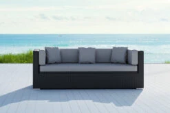 OUTFLEXX Dreisitzer-Sofa, Schwarz, Polyrattan, 210x85x70cm, Inkl. Polster + Wasserfeste Kissenbox 11 OUTFLEXX Dreisitzer-Sofa, Schwarz, Polyrattan, 210x85x70cm, Inkl. Polster + Wasserfeste Kissenbox -Garden Ease Wohnen Verkaufe 2392 1 BOX 2 CGI.jpg