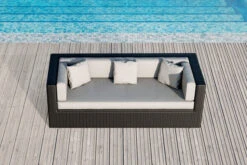 OUTFLEXX Dreisitzer-Sofa, Schwarz, Polyrattan, 210x85x70cm, Inkl. Polster + Wasserfeste Kissenbox 12 OUTFLEXX Dreisitzer-Sofa, Schwarz, Polyrattan, 210x85x70cm, Inkl. Polster + Wasserfeste Kissenbox -Garden Ease Wohnen Verkaufe 2392 1 BOX 3 CGI.jpg