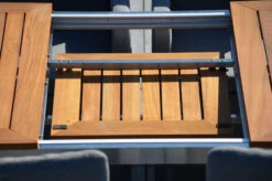 OUTFLEXX Malaga Sitzgruppe, Natur/anthrazit/flanelle, FSC-Teak/Edelstahl/Alu/Sunbrella, 150/200x90cm, 8 Sessel, Plattenstärke 20mm, Verstellbare Rückenlehne -Garden Ease Wohnen Verkaufe 28873 11.JPG